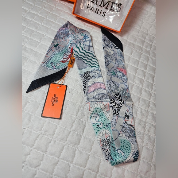 Hermès Pink And White Silk Twilly Scarf NWT And Box - Picture 9 of 10